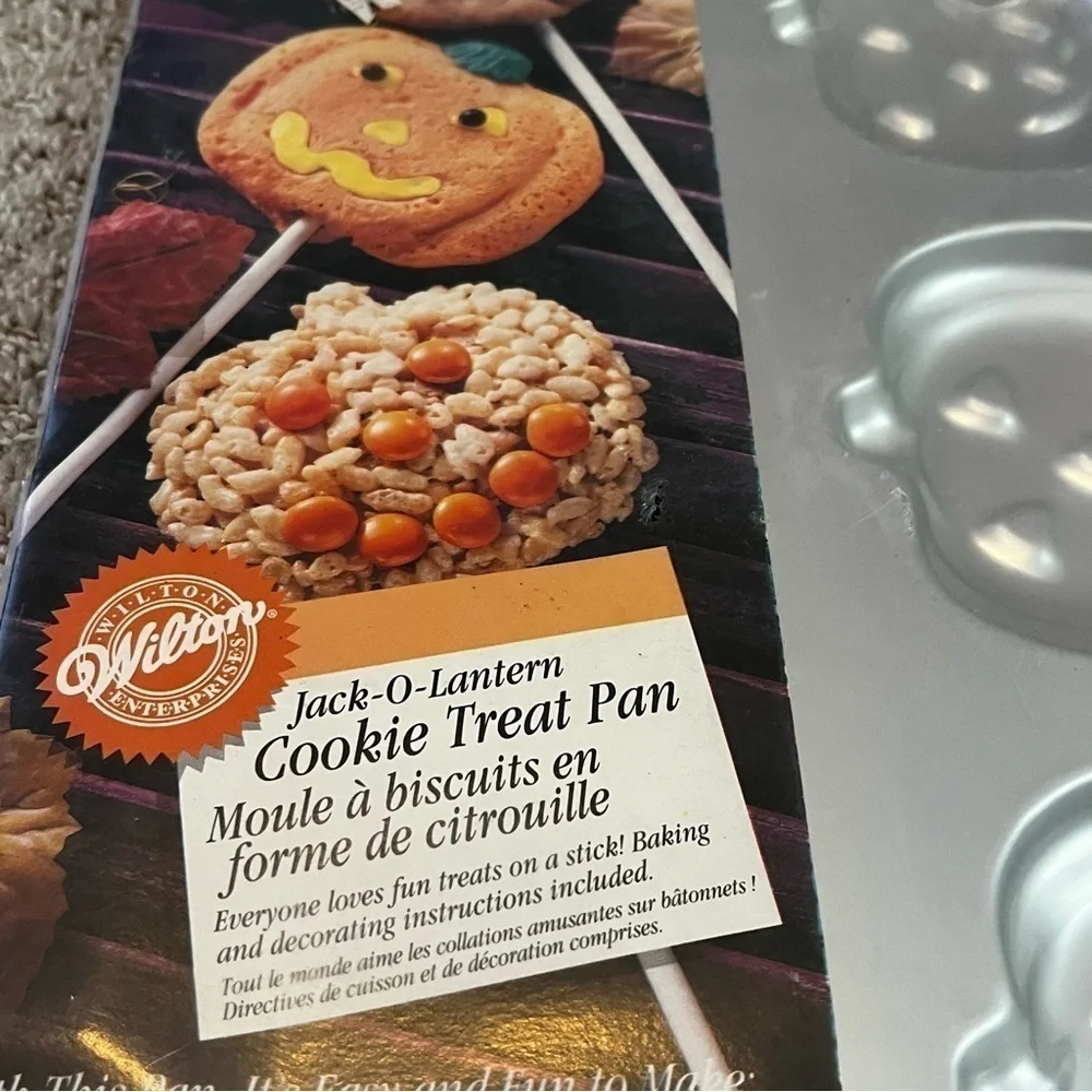 Wilton Halloween Jack-O-Lantern Cookie Treat Pan Pumpkin NEW Vintage 3D Cake Pan